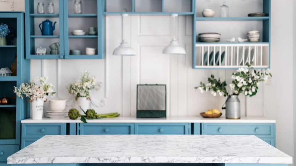 Trendy Home Decor Ideas: Using Vases and Centerpieces Effectively